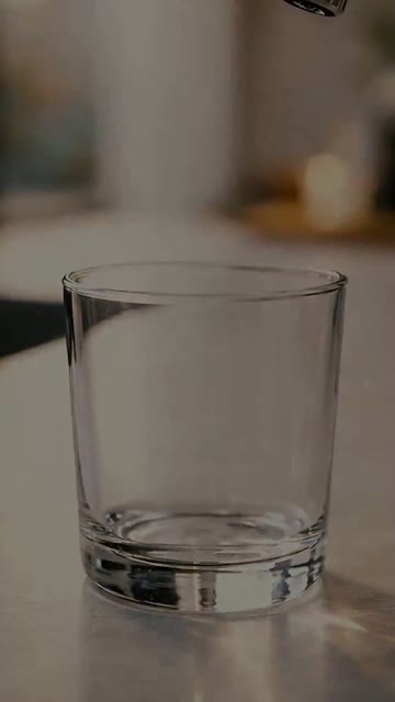 Standbild: leeres Trinkglas in Nahaufnahme auf einer Arbeitsplatte.