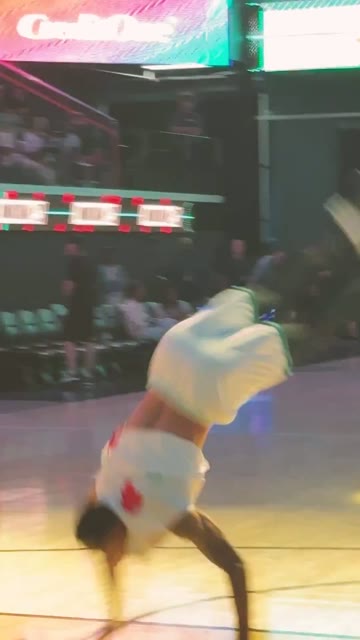 Standbild: Basketballspieler mit Bewegungsunschärfe im Anlauf zum Dunk.